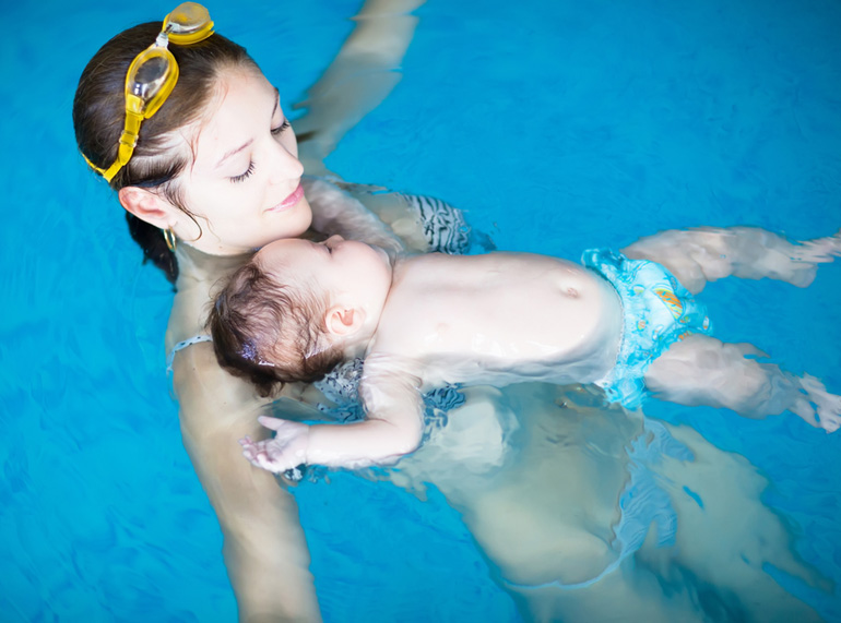 Diversión y beneficios en la piscina | Bebé | 0 - 9 meses | Mi Pediatra |  Grupo ICM | Revista de información sobre salud materno infantil